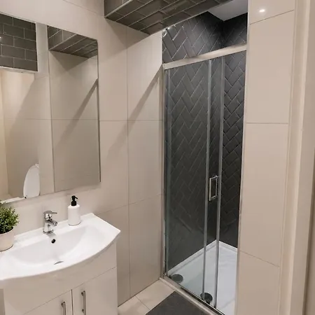 Modern - 15 Mins To Centre Homestay